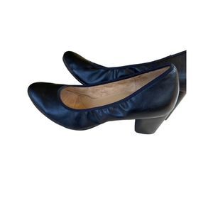 Naturalizer size 11 black leather short heel shoes